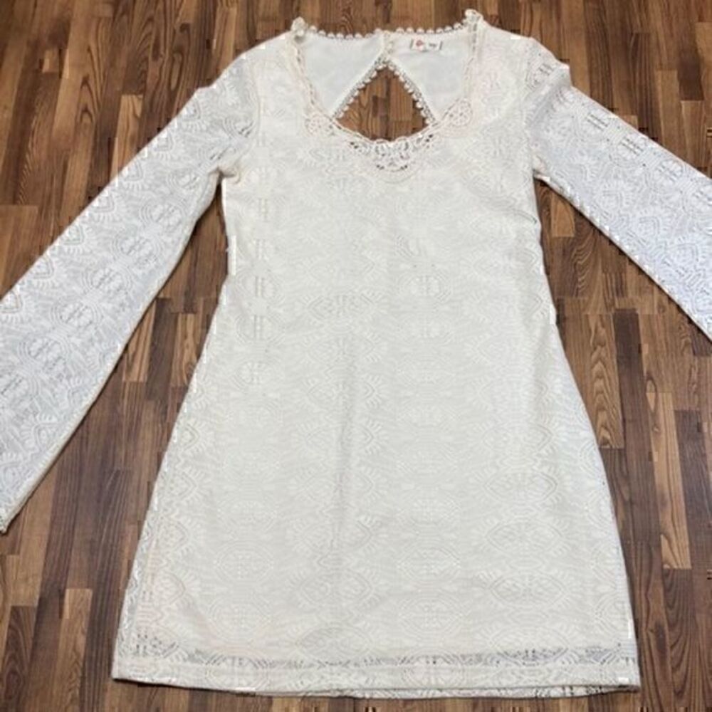 Olsenboye Woman’s/juniors lace cream color dress. Size M.